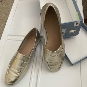 Essex Lane size 7 like new gold metallic loafers